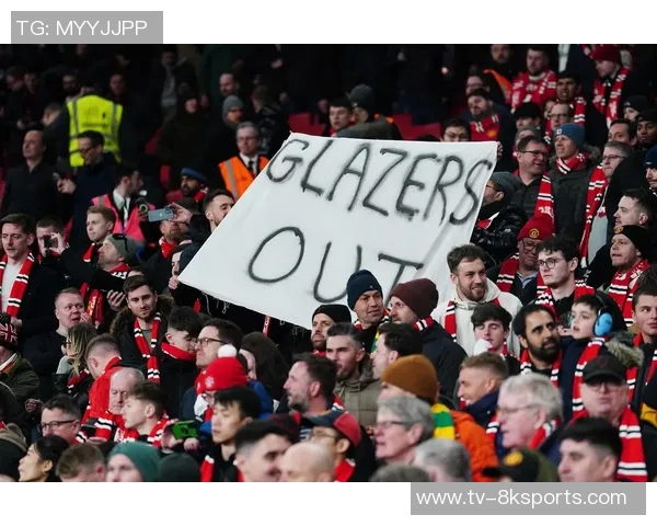 马德里球迷高举横幅抗议弗洛伦蒂诺批评其多项决策失误