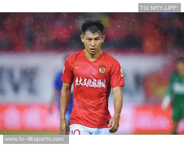 国足首练现场直击于汉超布置训练设施吕焯毅接受媒体采访分享感受