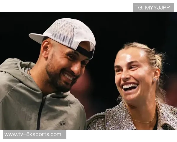 大罗携妻子现场观战网球性别大战与萨巴伦卡克耶高斯亲密合影留念 大罗携妻子现场观战网球性别大战与萨巴伦卡克耶高斯亲密合影留念